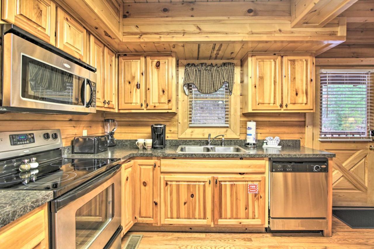 Cabin With Hot Tub About 2 Mi To Island In Pigeon Forge! Eksteriør bilde